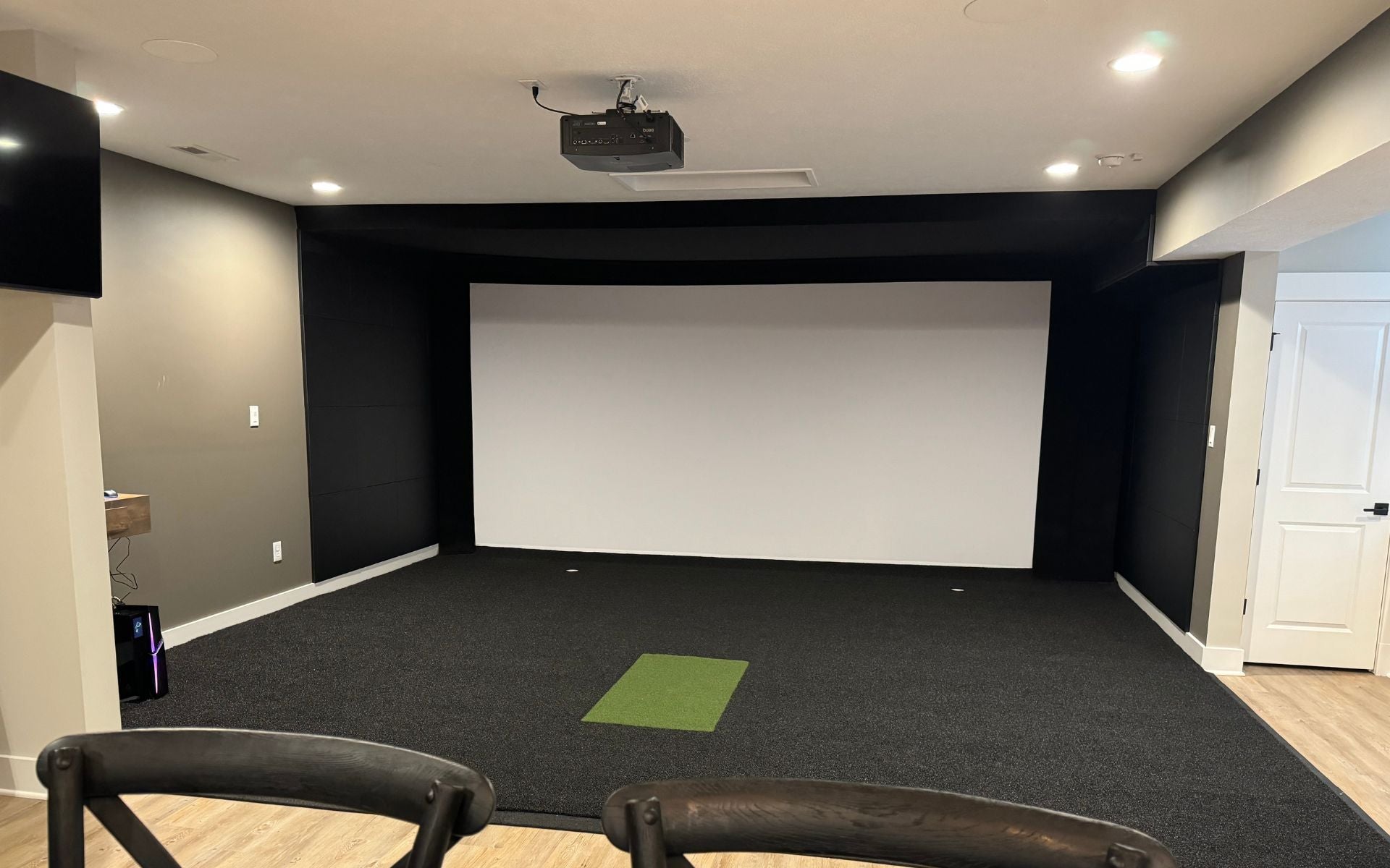 Home golf simulator with BenQ projector